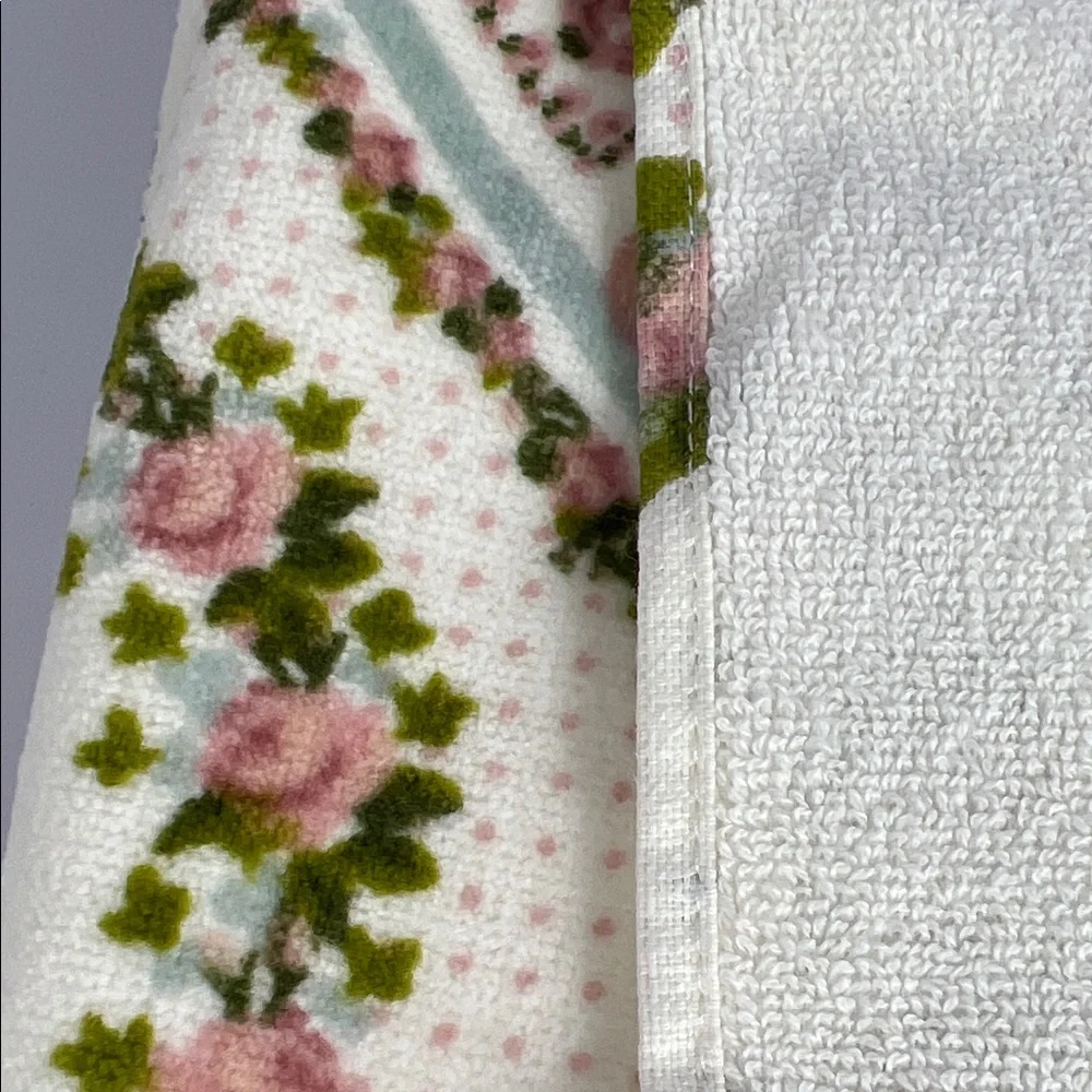 Deborah Connolly Bath Towel Set Floral Print Cream Pink Blue Velour Set of 2 NEW
